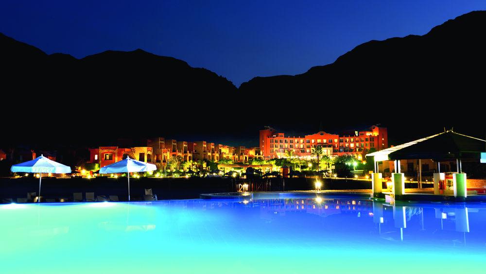 艾尔索克纳瑞享酒店 艾因苏赫纳 外观 照片 The resort at night