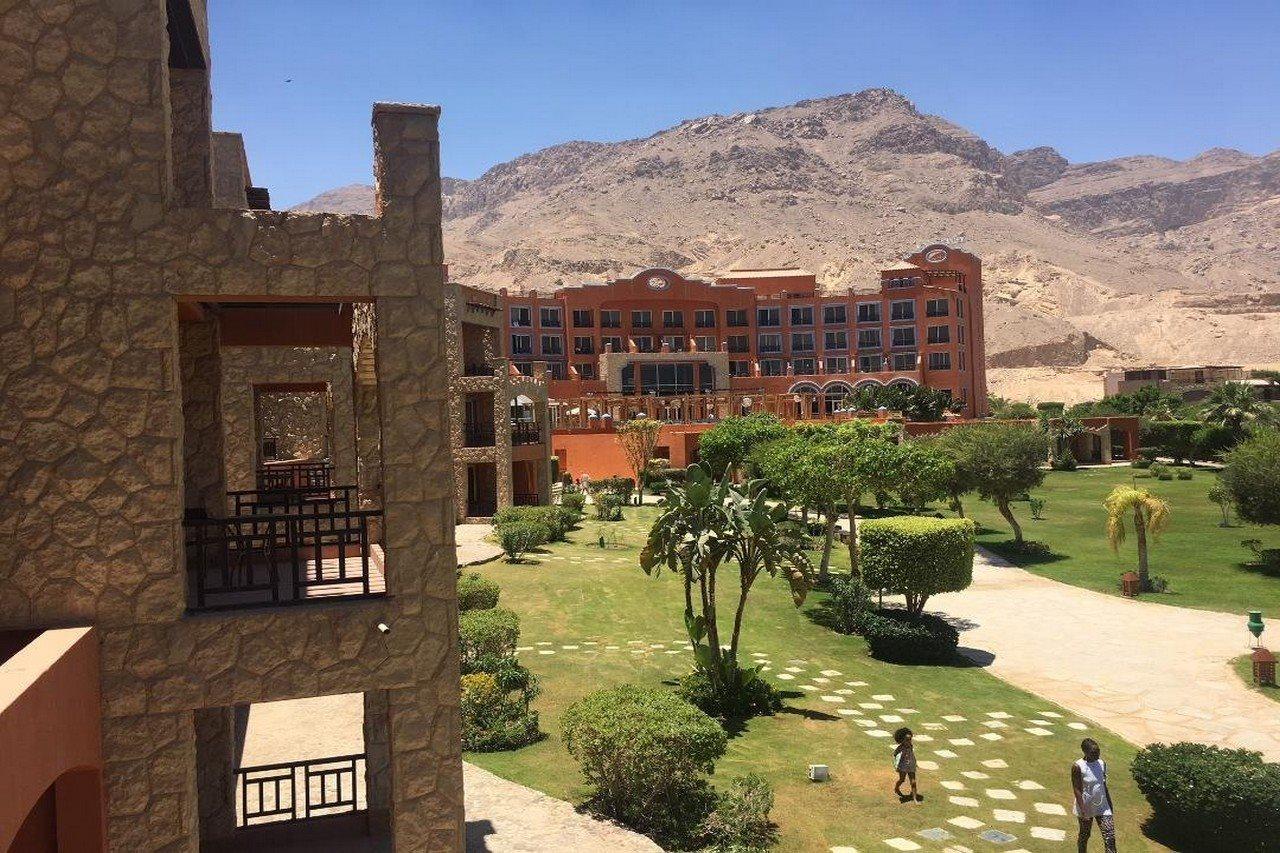 艾尔索克纳瑞享酒店 艾因苏赫纳 外观 照片 View of the resort