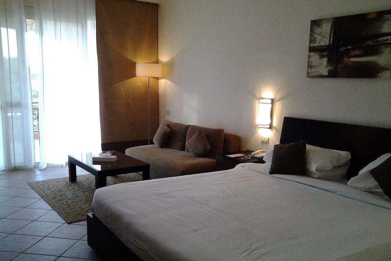 艾尔索克纳瑞享酒店 艾因苏赫纳 外观 照片 A room at the hotel