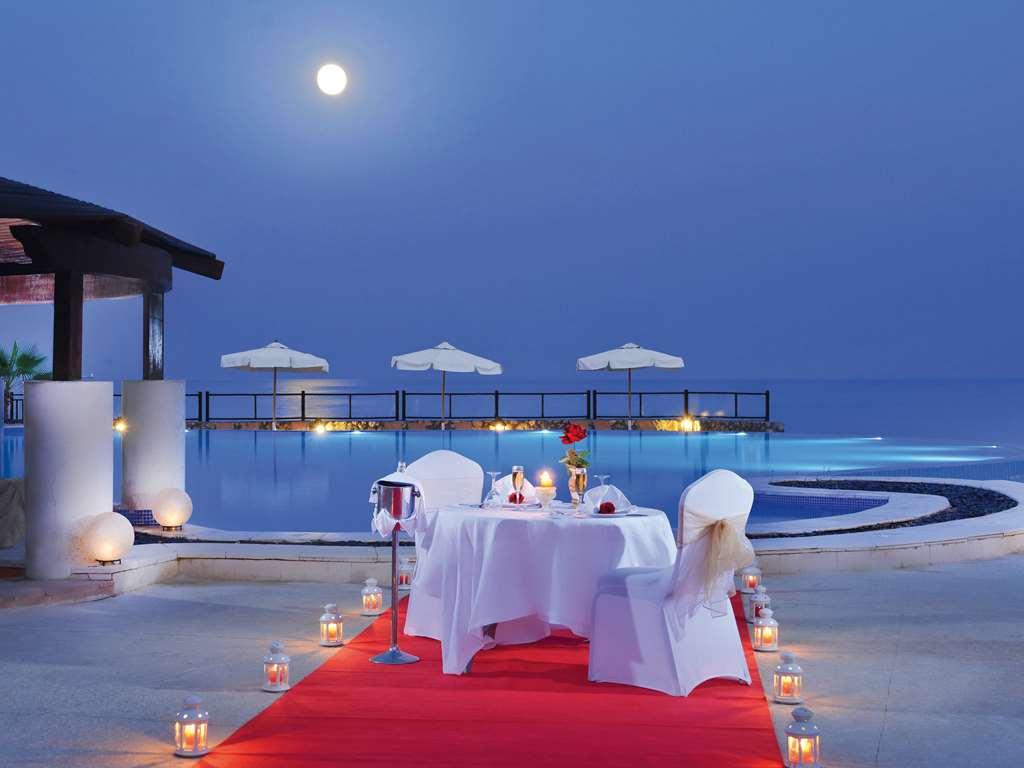 艾尔索克纳瑞享酒店 艾因苏赫纳 客房 照片 The pool at the hotel