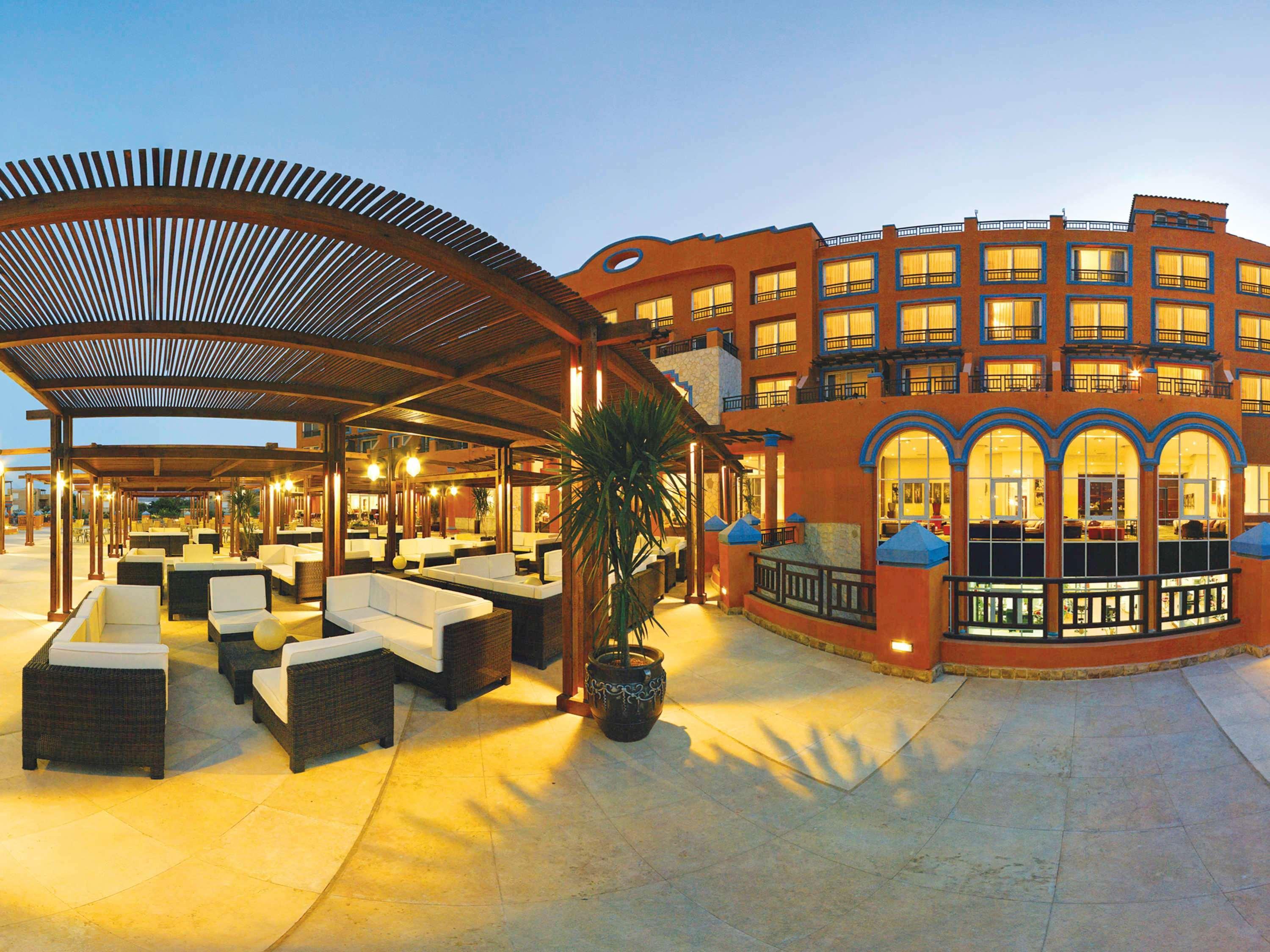 艾尔索克纳瑞享酒店 艾因苏赫纳 外观 照片 The hotel's main restaurant