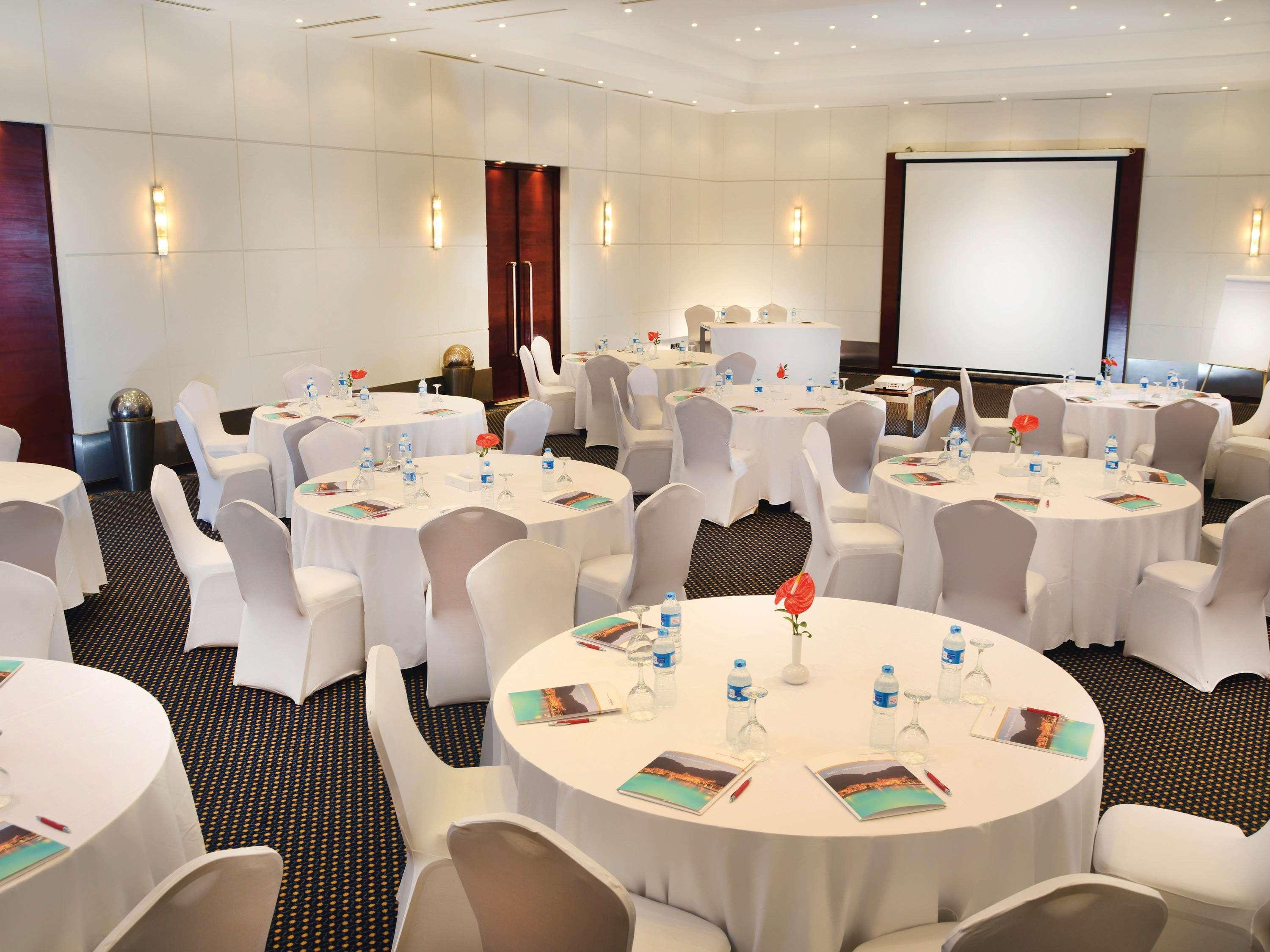 艾尔索克纳瑞享酒店 艾因苏赫纳 外观 照片 The ballroom at the hotel