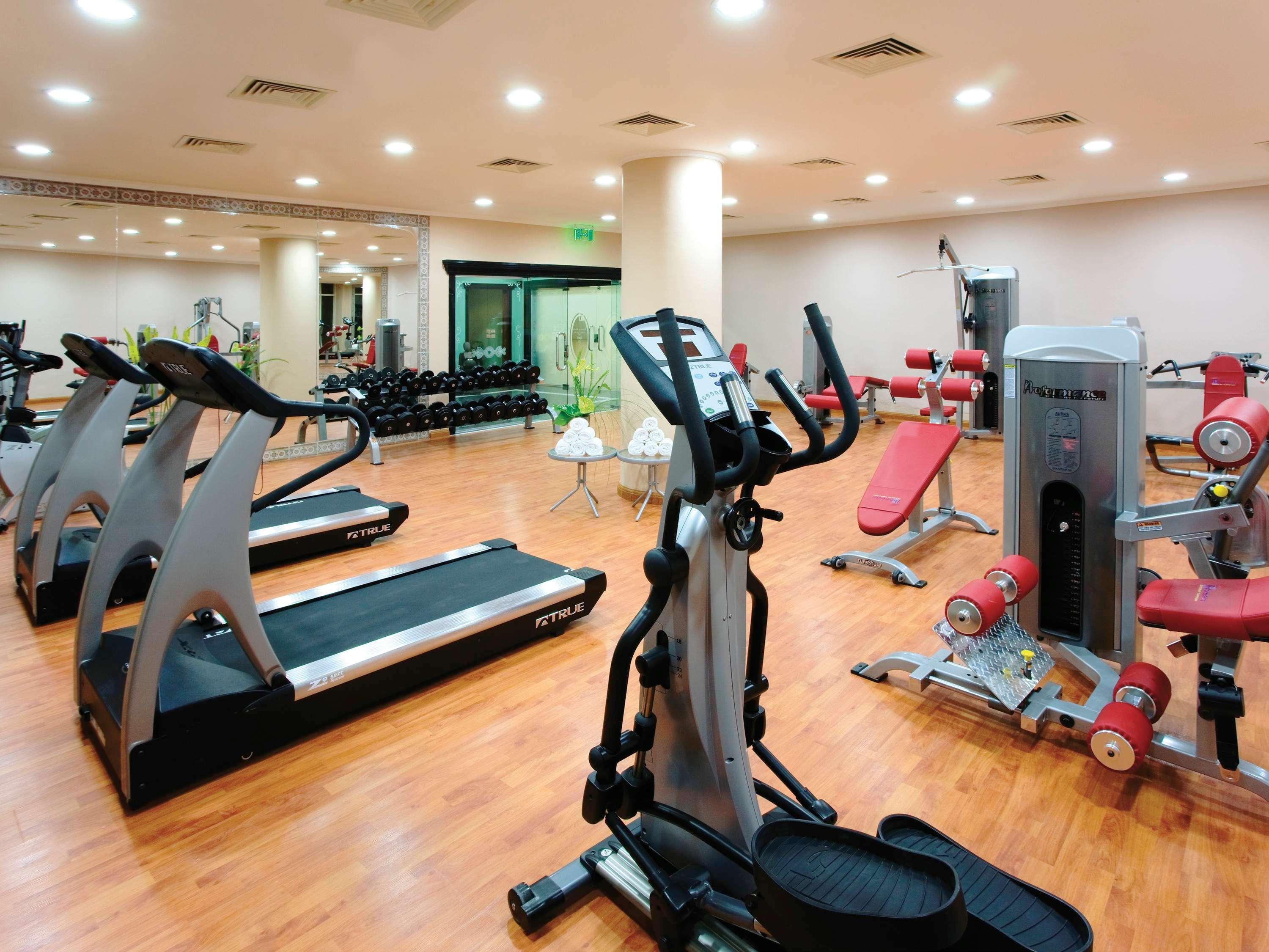 艾尔索克纳瑞享酒店 艾因苏赫纳 外观 照片 A gym in a hotel