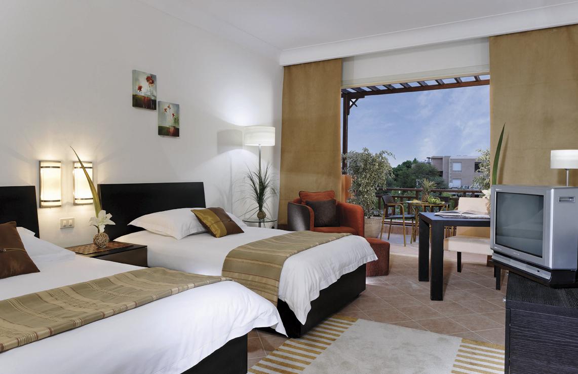 艾尔索克纳瑞享酒店 艾因苏赫纳 外观 照片 A room at the hotel