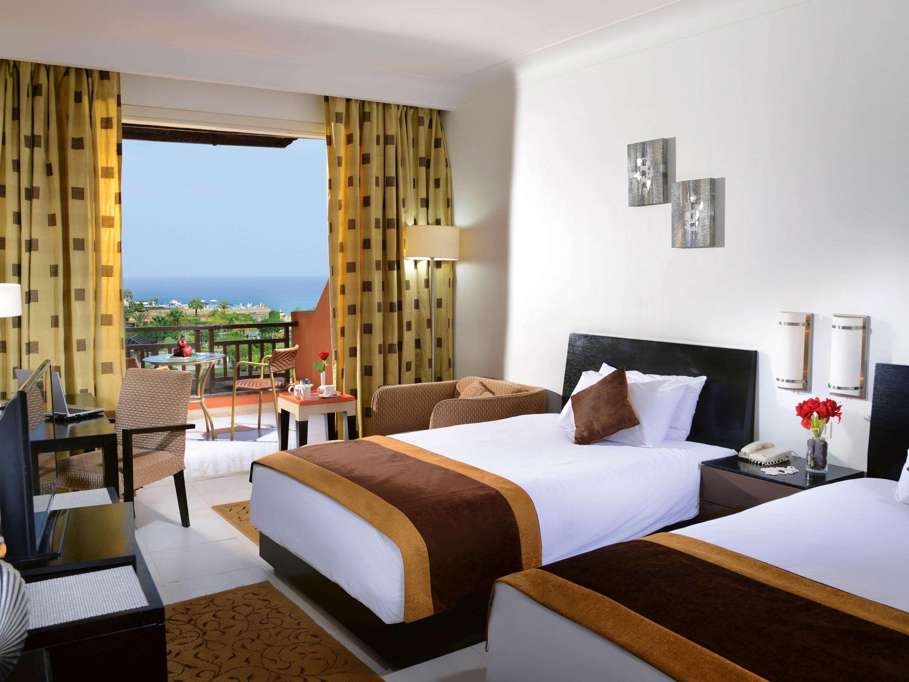 艾尔索克纳瑞享酒店 艾因苏赫纳 外观 照片 A room at the hotel