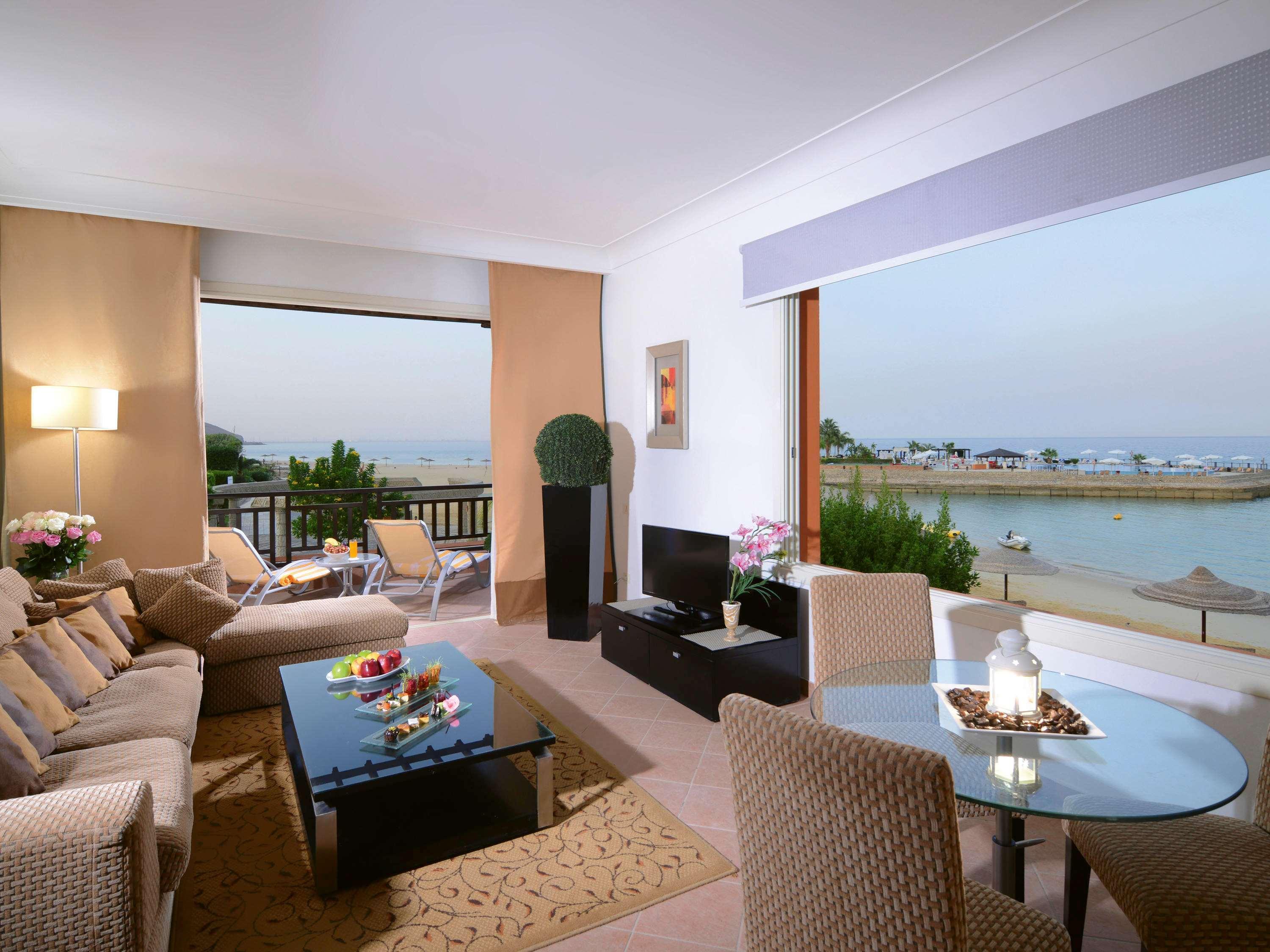 艾尔索克纳瑞享酒店 艾因苏赫纳 外观 照片 A living room in a luxury apartment