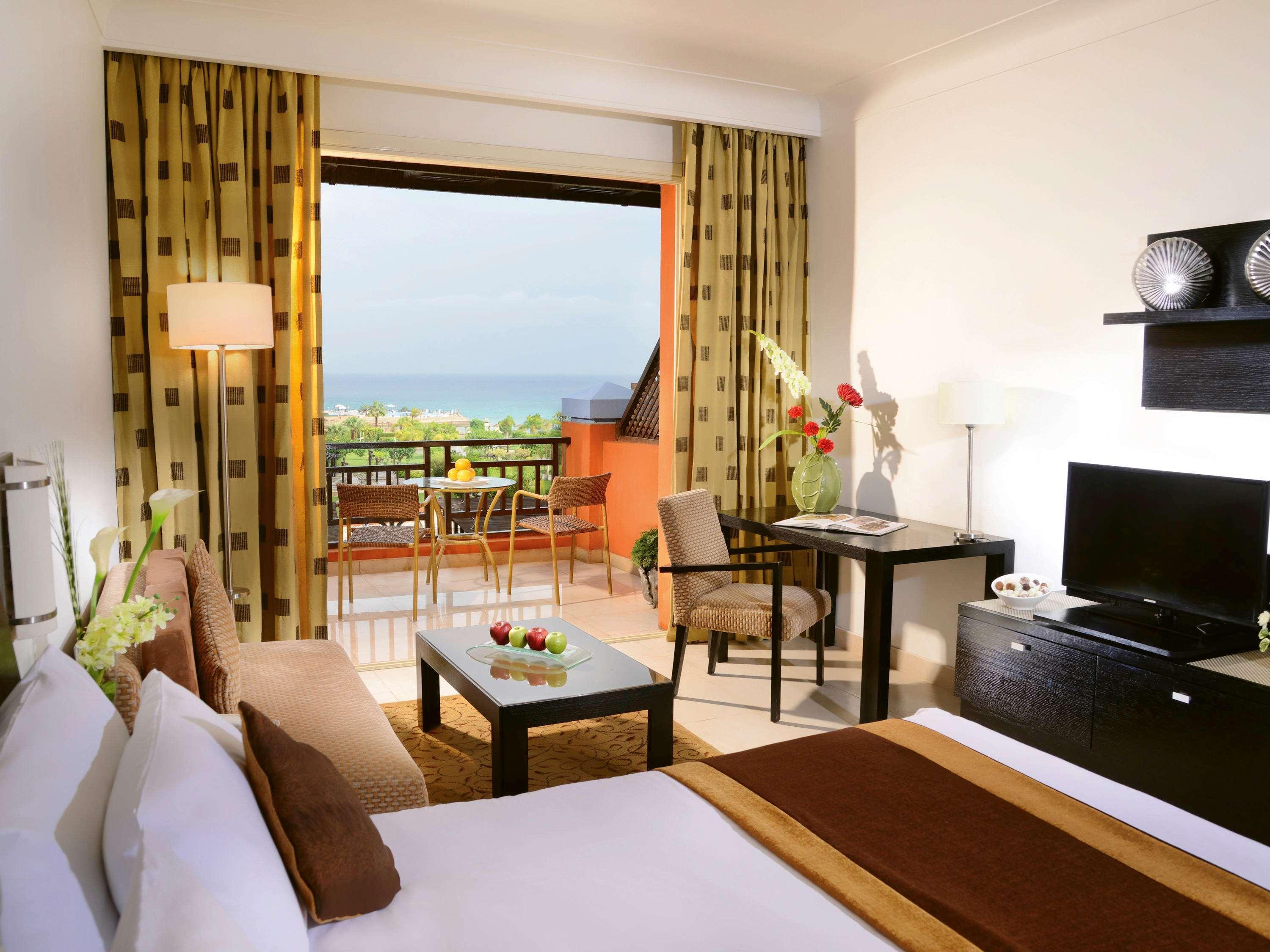艾尔索克纳瑞享酒店 艾因苏赫纳 外观 照片 A room at the hotel
