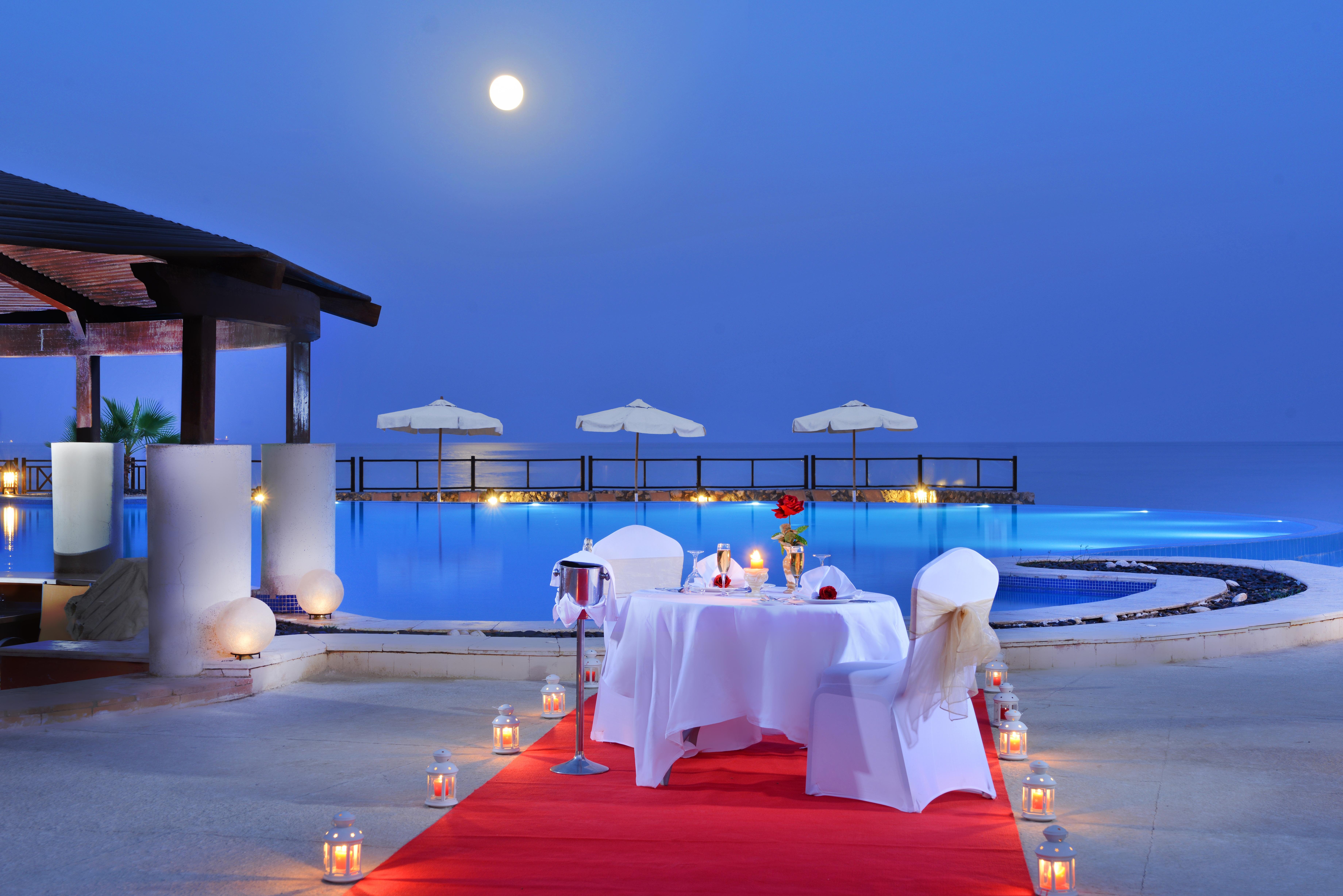艾尔索克纳瑞享酒店 艾因苏赫纳 外观 照片 The pool at the hotel