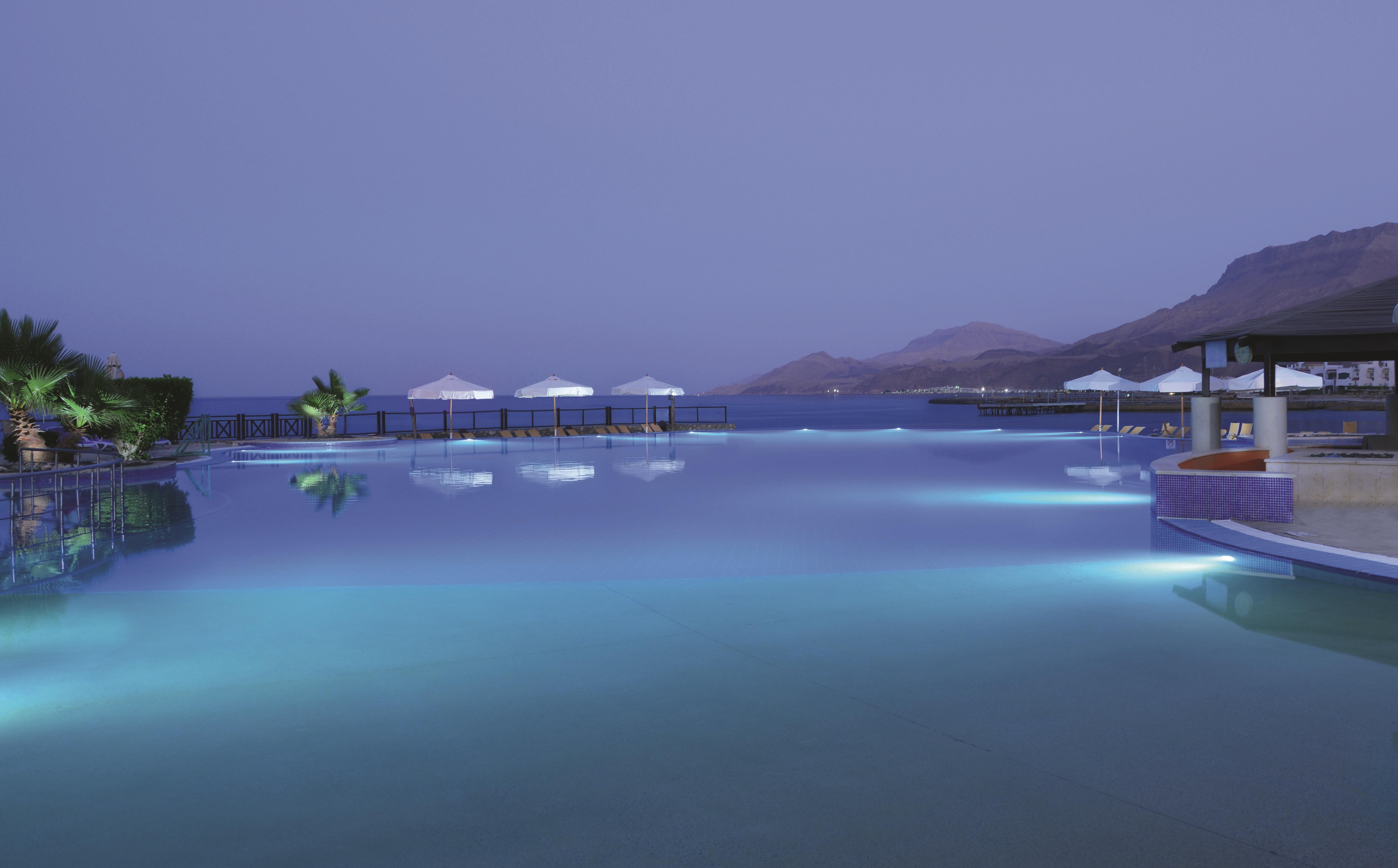 艾尔索克纳瑞享酒店 艾因苏赫纳 外观 照片 The pool at the resort