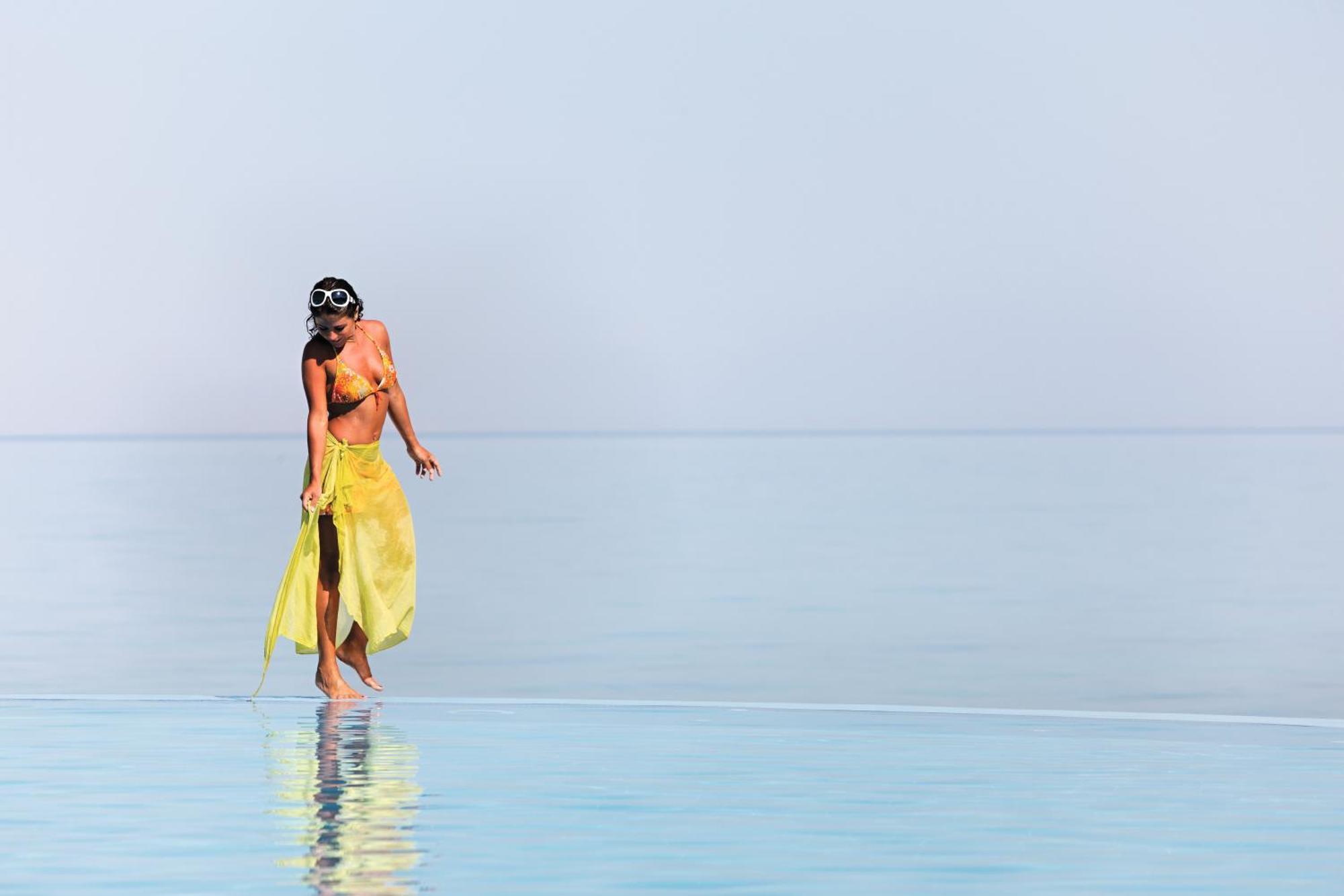 艾尔索克纳瑞享酒店 艾因苏赫纳 外观 照片 A woman in a sarong
