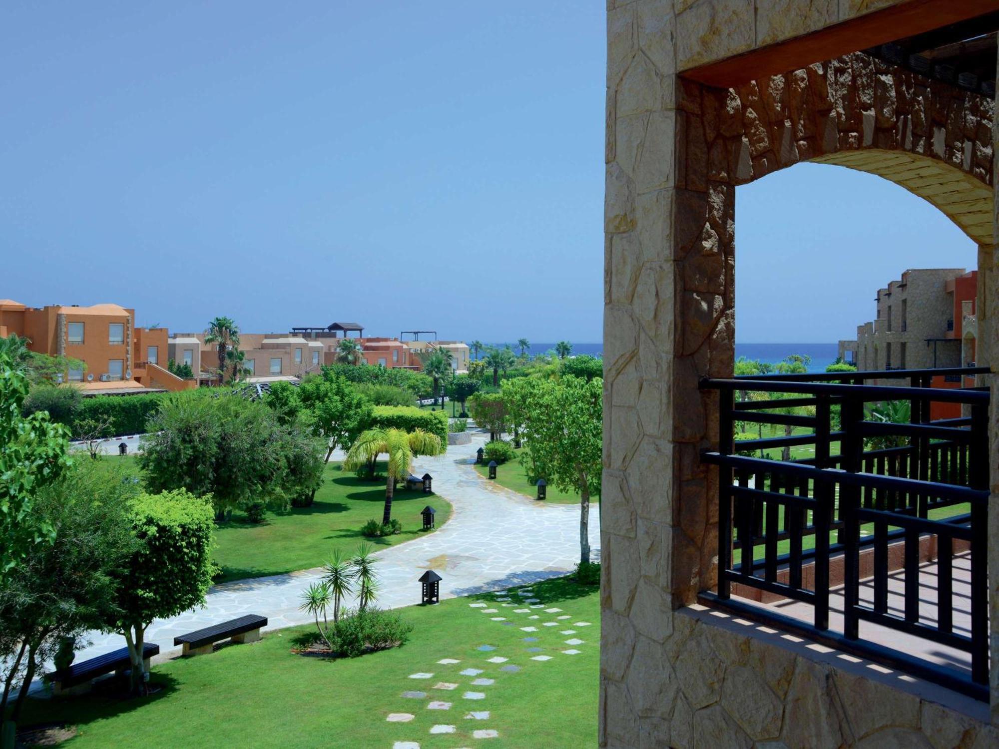 艾尔索克纳瑞享酒店 艾因苏赫纳 外观 照片 View of the campus