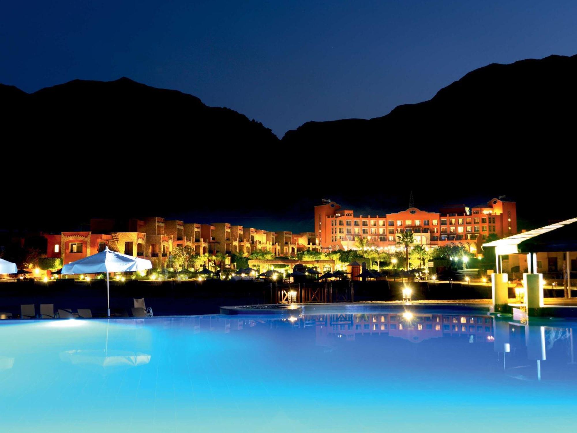 艾尔索克纳瑞享酒店 艾因苏赫纳 外观 照片 The resort at night