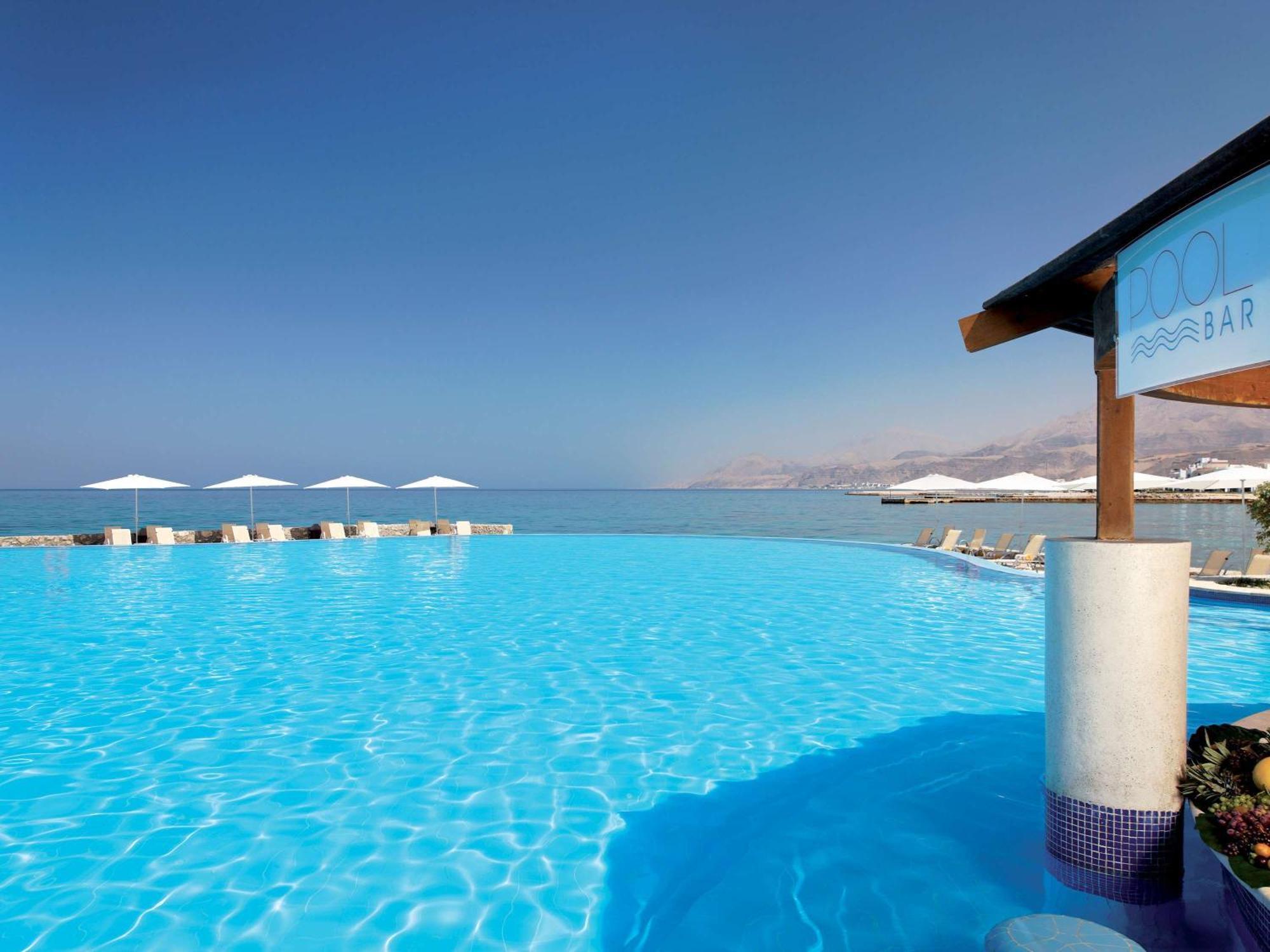 艾尔索克纳瑞享酒店 艾因苏赫纳 外观 照片 Infinity pool at the resort