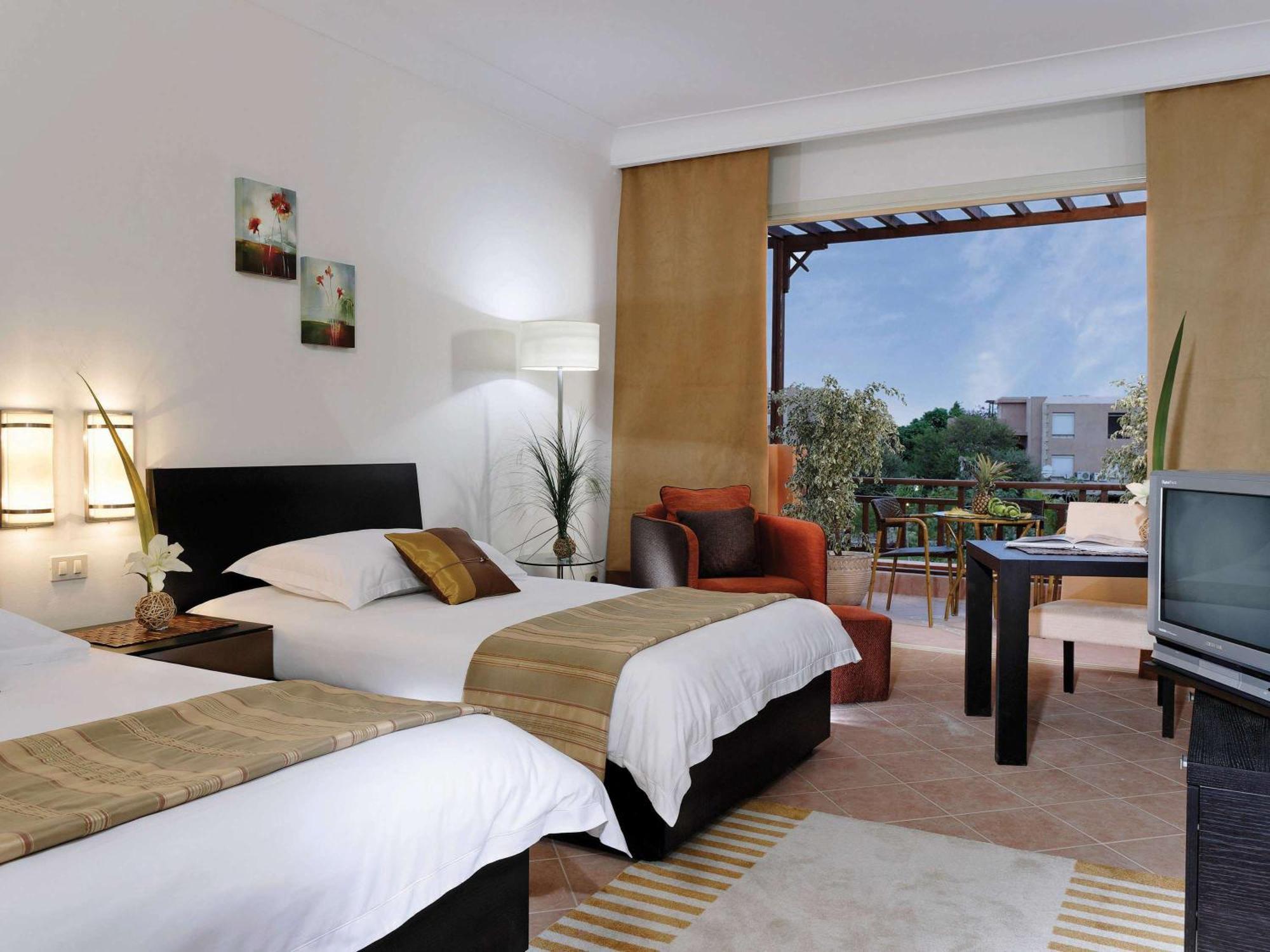 艾尔索克纳瑞享酒店 艾因苏赫纳 外观 照片 A room at the hotel
