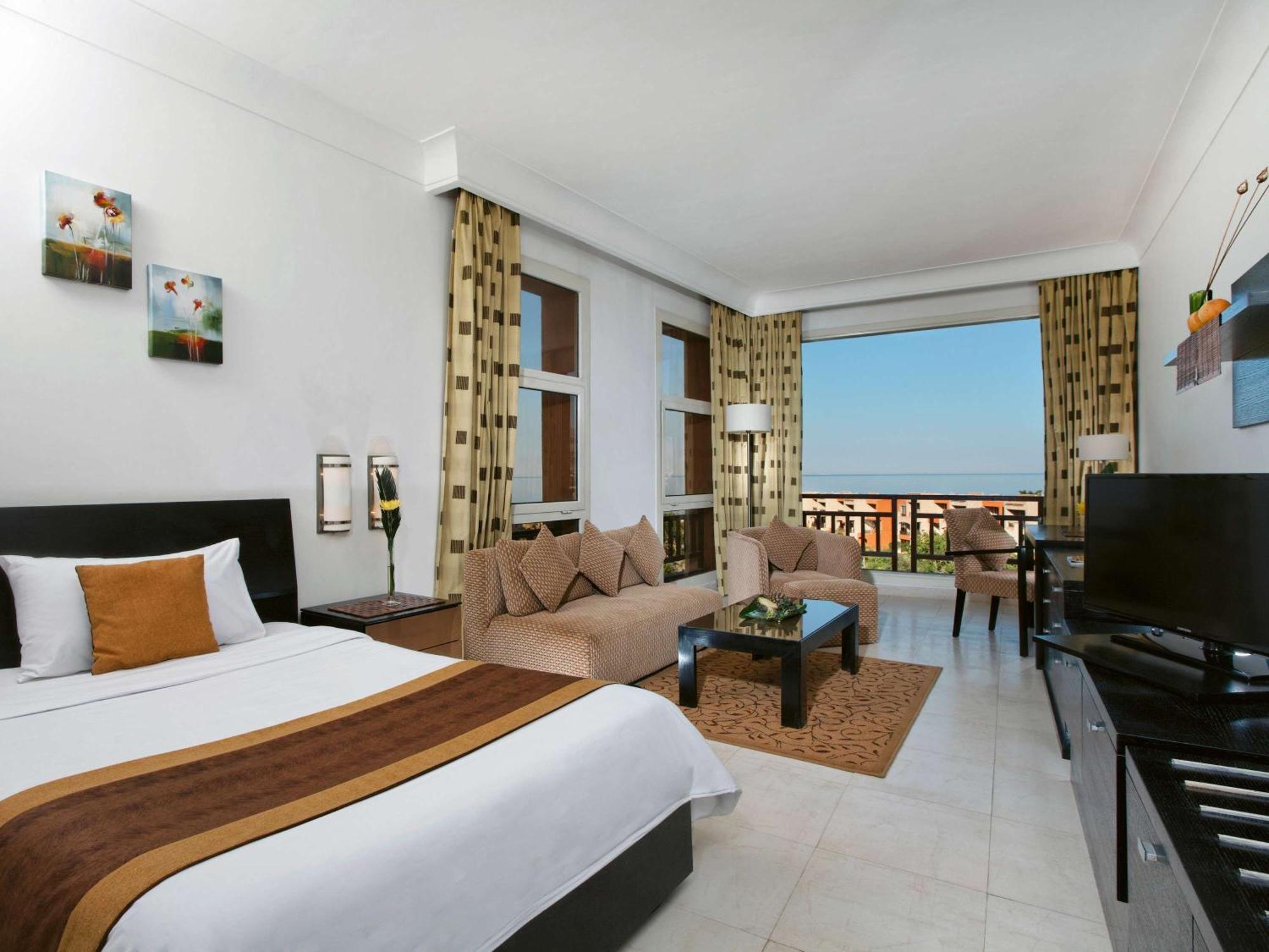 艾尔索克纳瑞享酒店 艾因苏赫纳 外观 照片 A room at the hotel