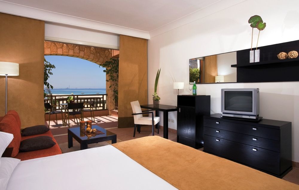 艾尔索克纳瑞享酒店 艾因苏赫纳 外观 照片 A room at the Hilton Sharm El Sheikh